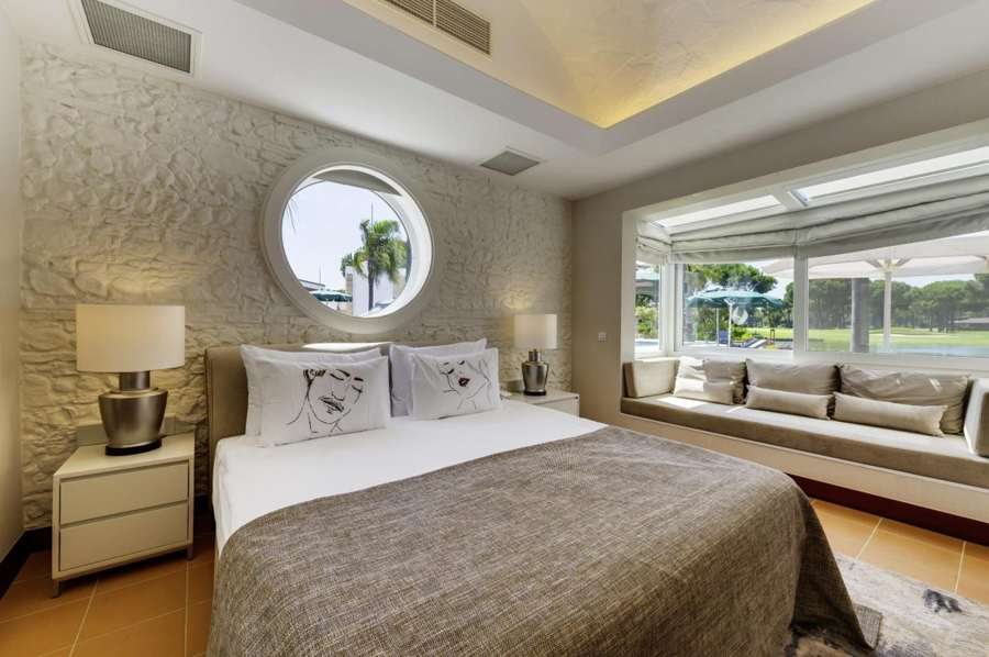 Double room with round window